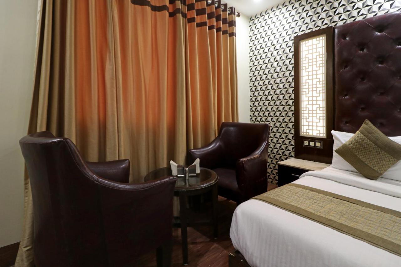 Hotel Mannat International By Mannat Új-Delhi Kültér fotó