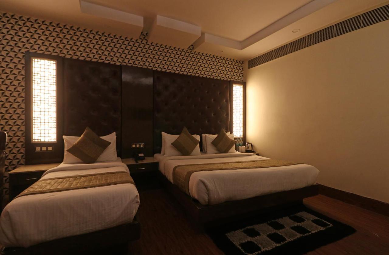Hotel Mannat International By Mannat Új-Delhi Kültér fotó
