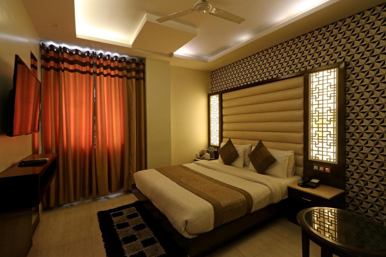 Hotel Mannat International By Mannat Új-Delhi Kültér fotó