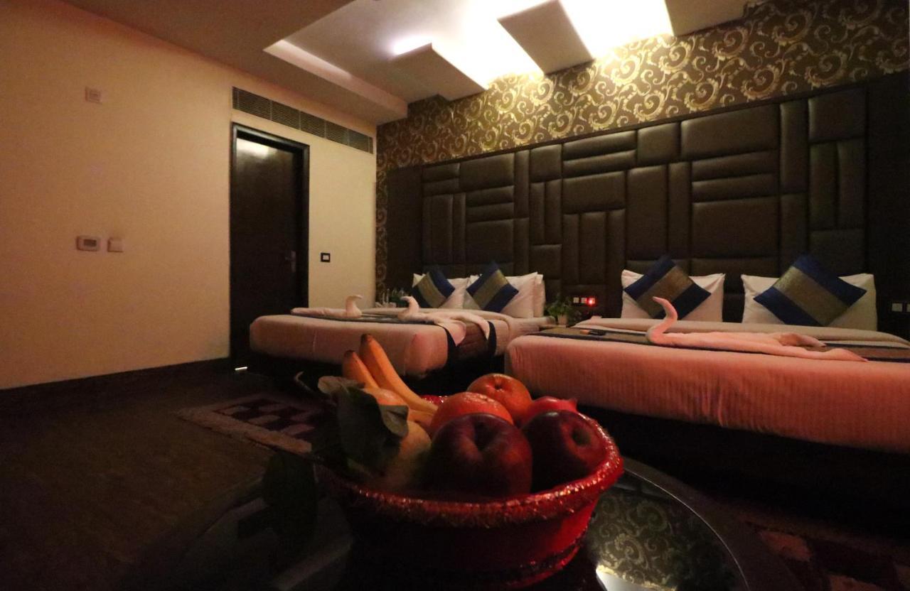 Hotel Mannat International By Mannat Új-Delhi Kültér fotó