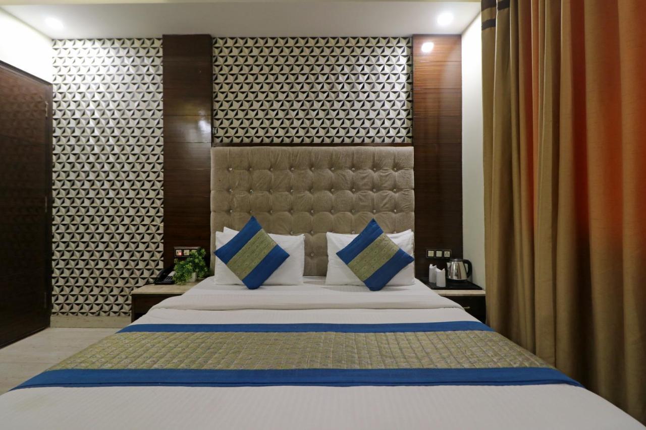 Hotel Mannat International By Mannat Új-Delhi Kültér fotó