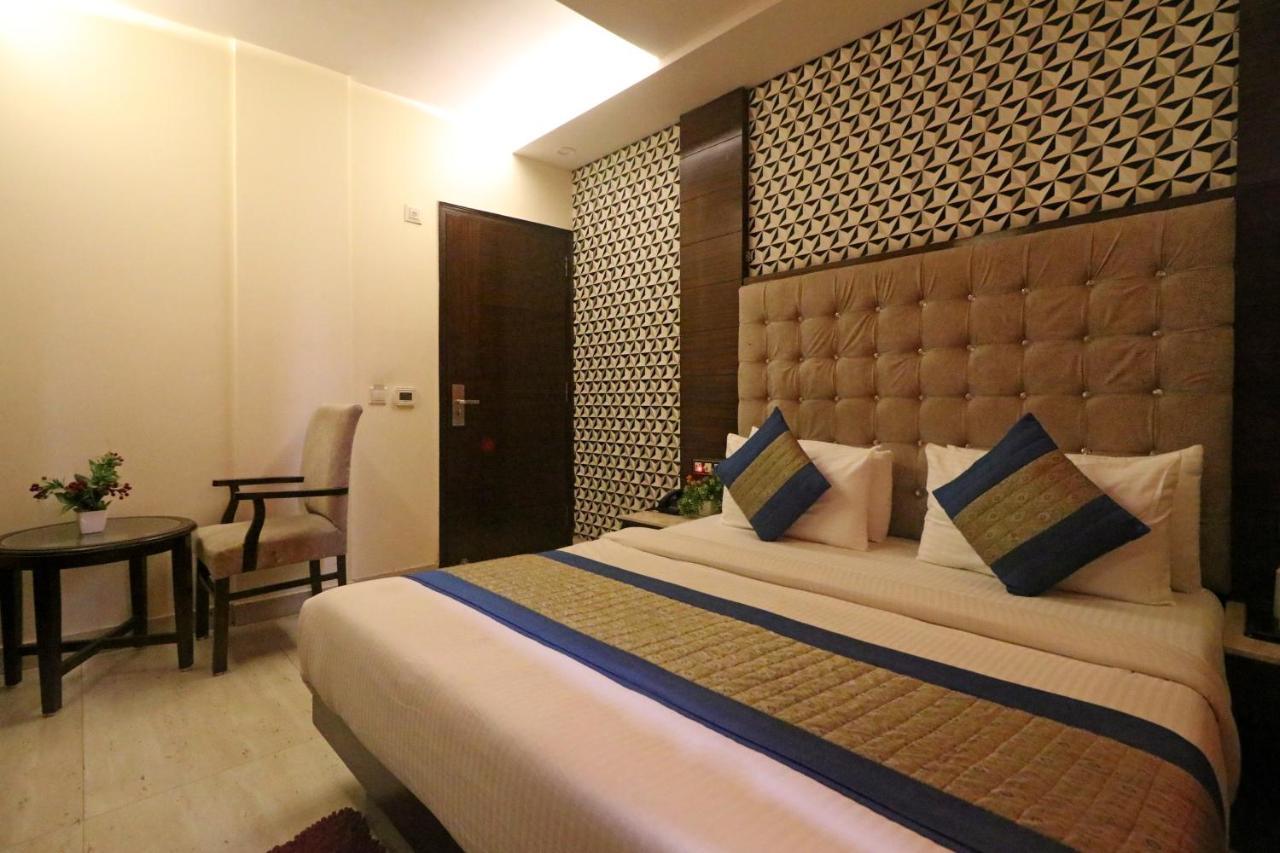 Hotel Mannat International By Mannat Új-Delhi Kültér fotó