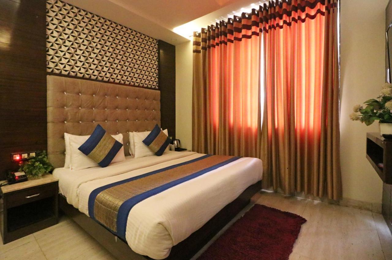 Hotel Mannat International By Mannat Új-Delhi Kültér fotó