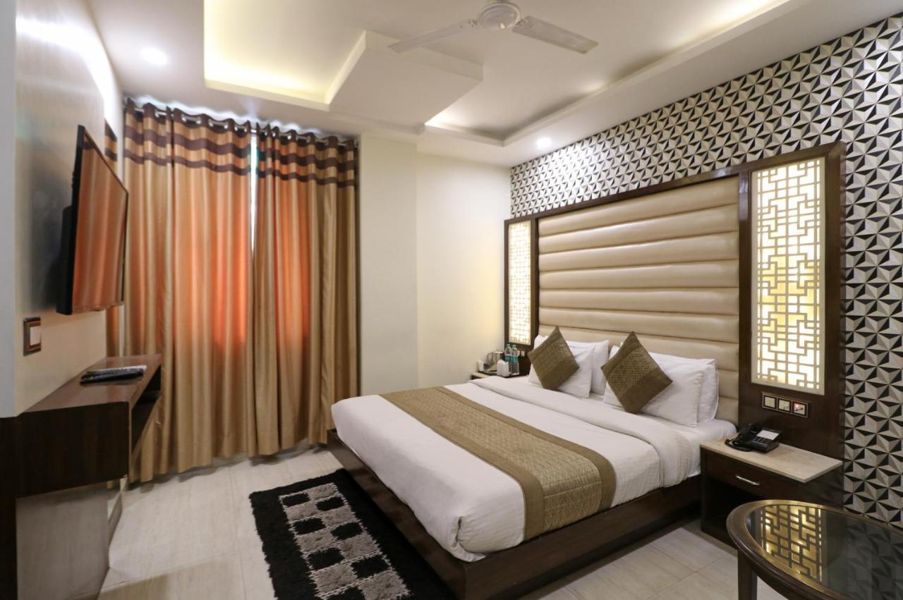 Hotel Mannat International By Mannat Új-Delhi Kültér fotó