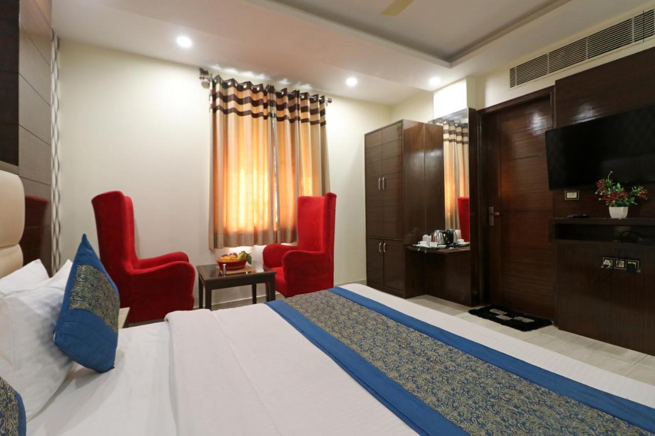 Hotel Mannat International By Mannat Új-Delhi Kültér fotó