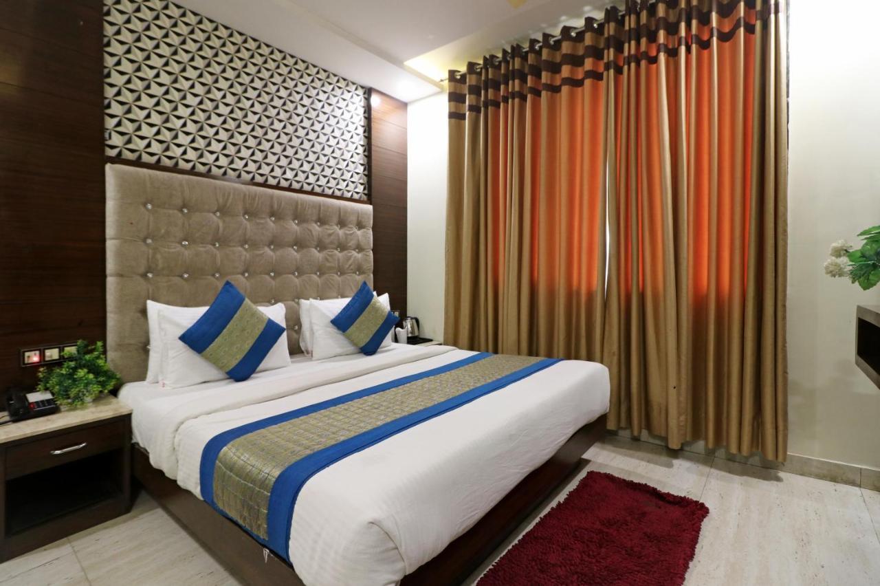 Hotel Mannat International By Mannat Új-Delhi Kültér fotó