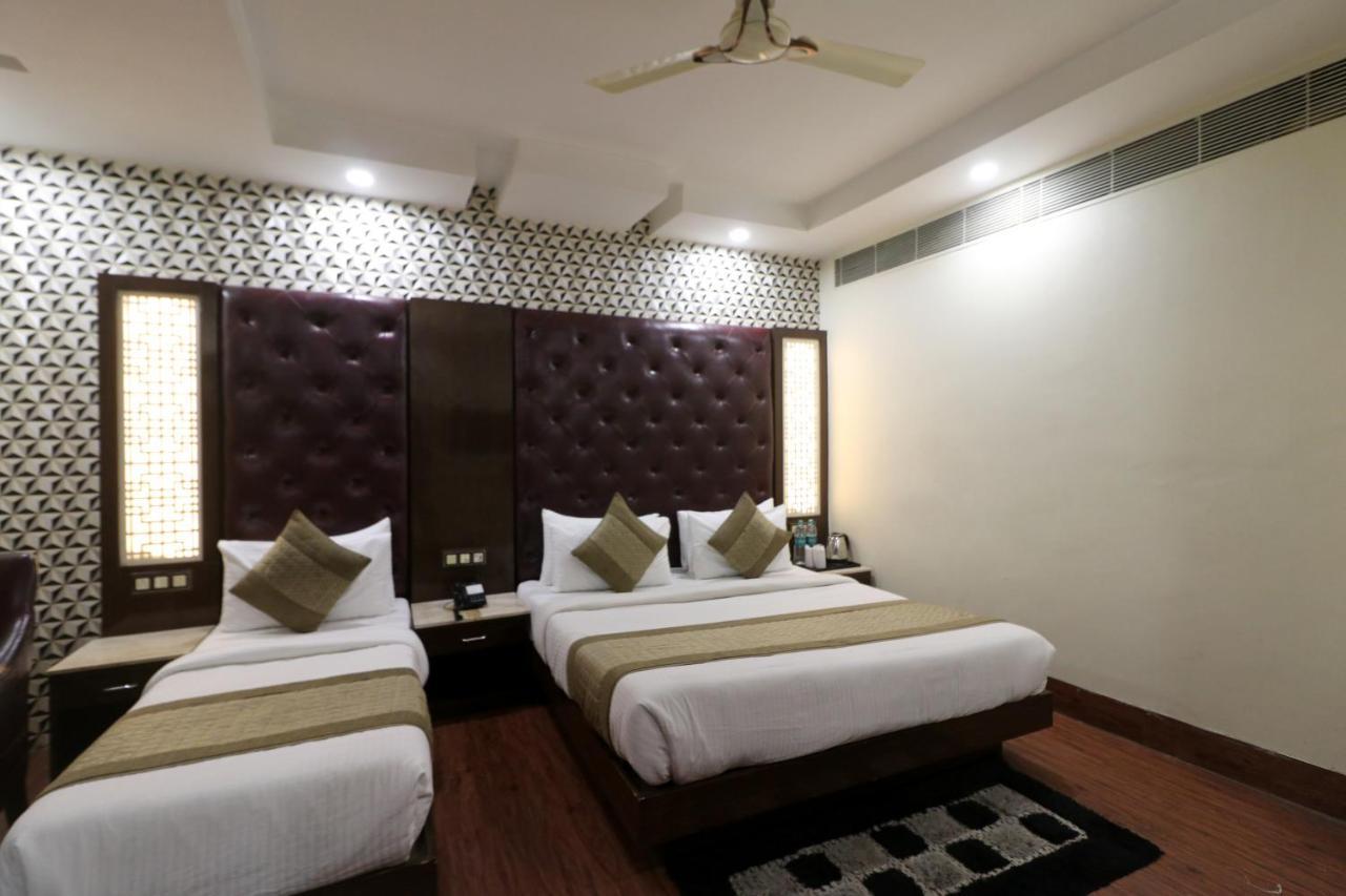 Hotel Mannat International By Mannat Új-Delhi Kültér fotó