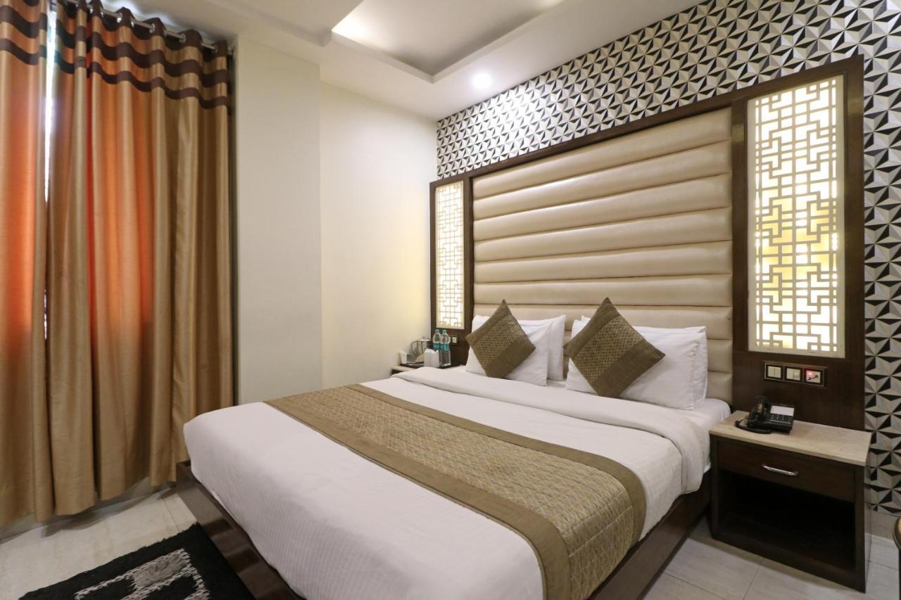 Hotel Mannat International By Mannat Új-Delhi Kültér fotó