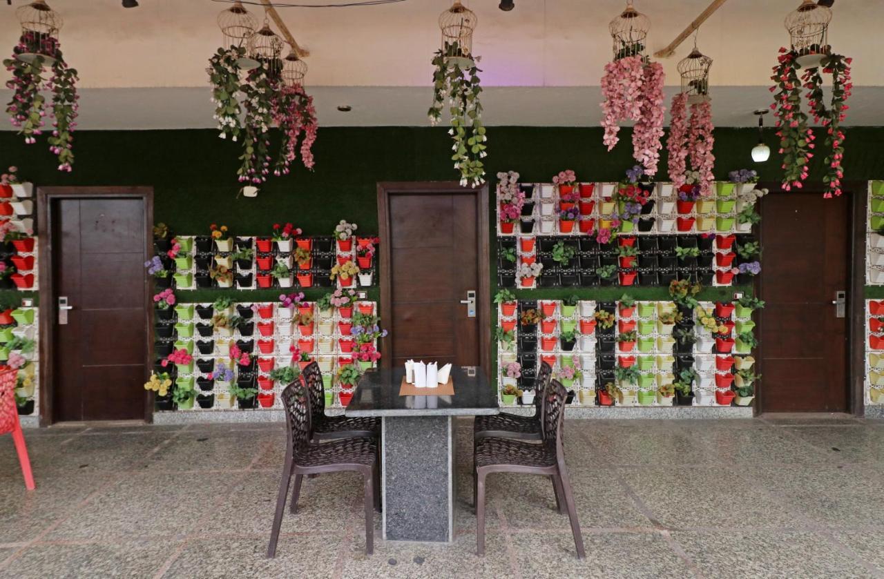 Hotel Mannat International By Mannat Új-Delhi Kültér fotó